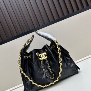 CHANEL Classic quilted chain-strap bucket bag
